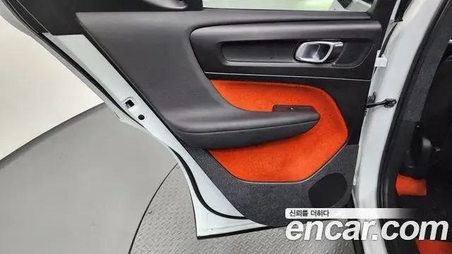 Volvo XC40 2018 — Şəkil 27/32