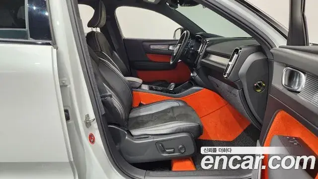 Volvo XC40 2018 — Şəkil 30/32