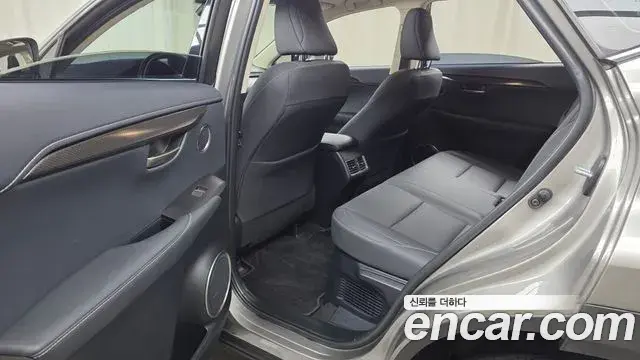 Lexus NX300h 2021 — ფოტო 28/32