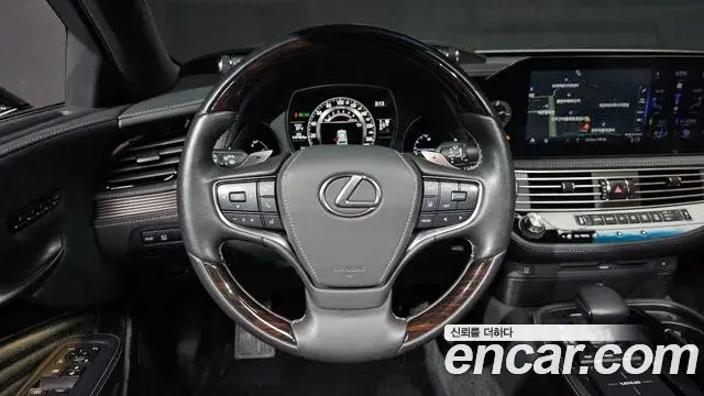 Lexus LS500 2021 — Photo 13/20