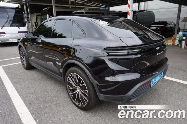 Porsche Macan EV 2025 — Photo 18/20