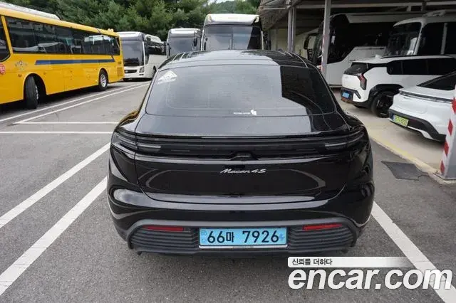 Porsche Macan EV 2025 — Photo 1/20
