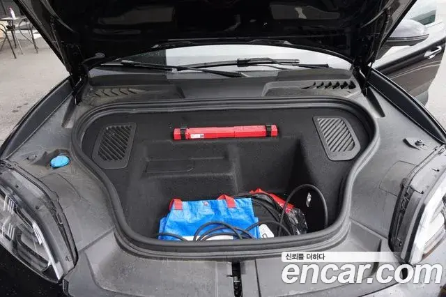 Porsche Macan EV 2025 — Photo 3/20