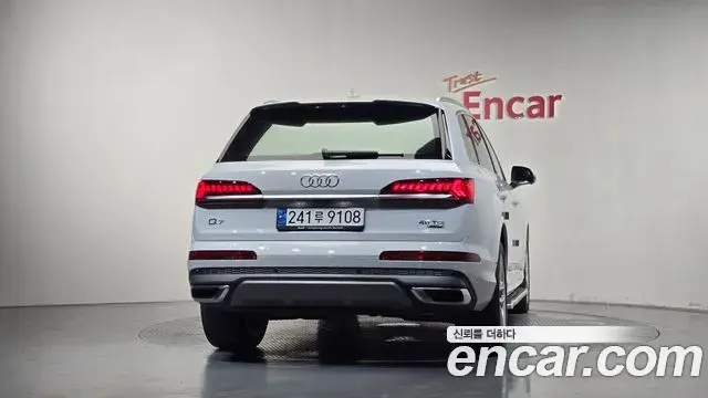 Audi Q7 2023 — Фото 4/20