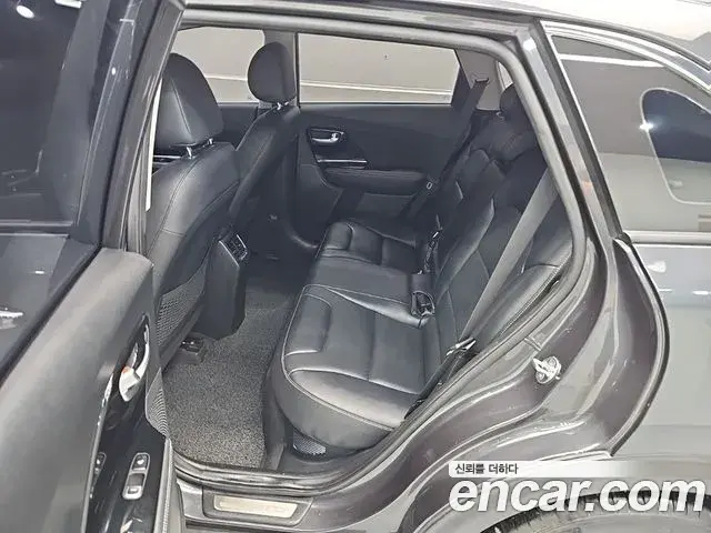 Kia Niro 2021 — Фото 11/19