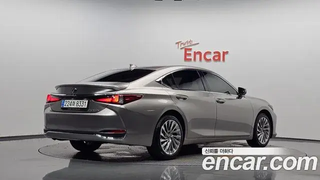 Lexus ES300h 2023 — Photo 7/20