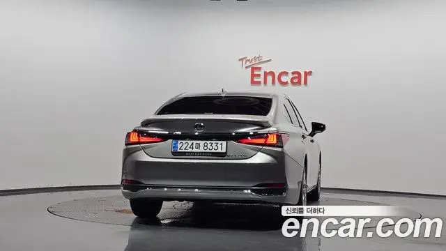 Lexus ES300h 2023 — Photo 6/20