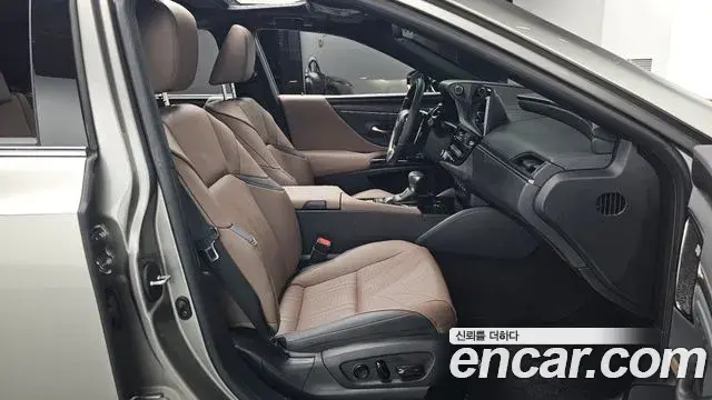 Lexus ES300h 2023 — Photo 8/20