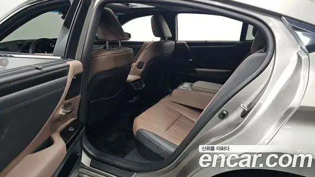 Lexus ES300h 2023 — Photo 12/20