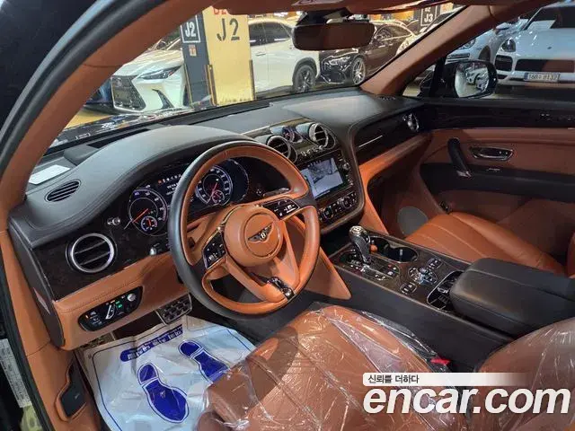 Bentley Bentayga 2020 — ფოტო 13/20