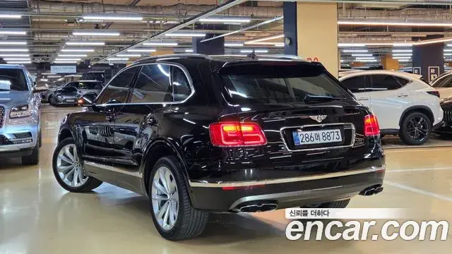 Bentley Bentayga 2020 — ფოტო 11/20