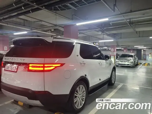 Land Rover Discovery 5 2018 — Photo 2/10