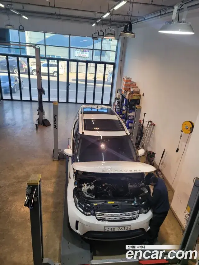 Land Rover Discovery 5 2018 — Photo 7/10
