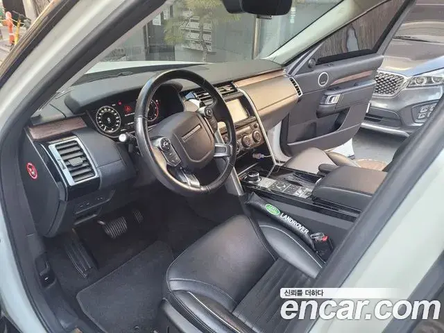 Land Rover Discovery 5 2018 — Photo 8/10