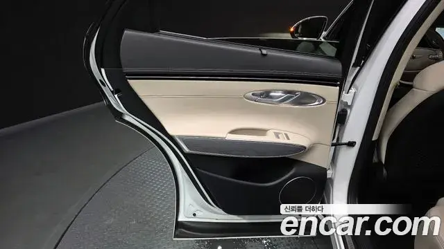 Genesis GV70 2023 — Photo 11/33