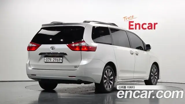 Toyota Sienna 2018 — Şəkil 5/35