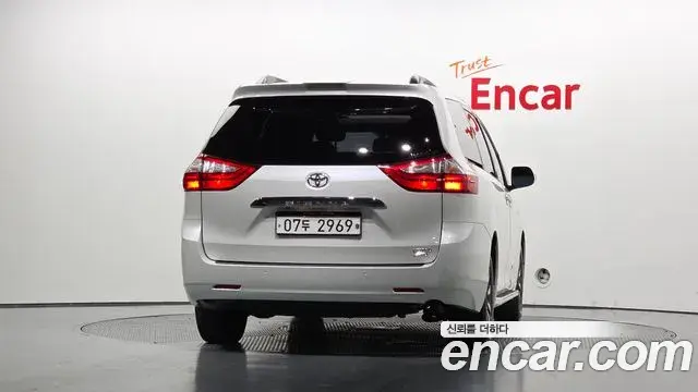Toyota Sienna 2018 — Şəkil 34/35