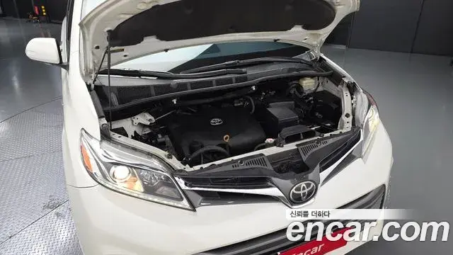 Toyota Sienna 2018 — Şəkil 17/35