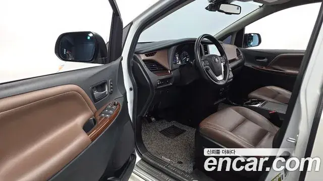 Toyota Sienna 2018 — Şəkil 24/35
