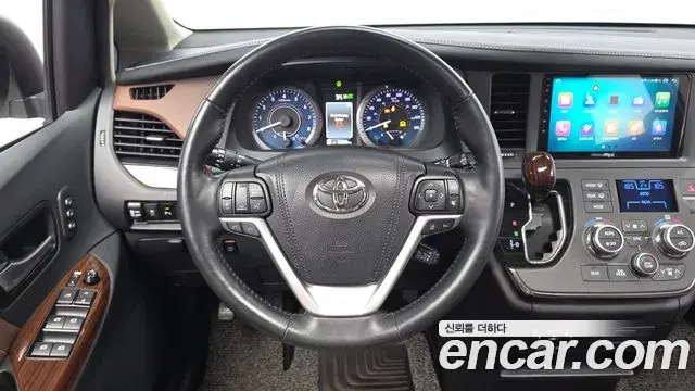 Toyota Sienna 2018 — Şəkil 27/35