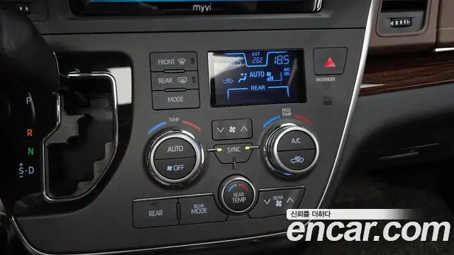 Toyota Sienna 2018 — Şəkil 18/35