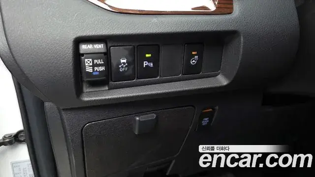 Toyota Sienna 2018 — Şəkil 32/35