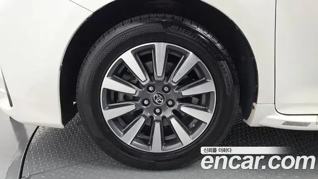 Toyota Sienna 2018 — Şəkil 30/35