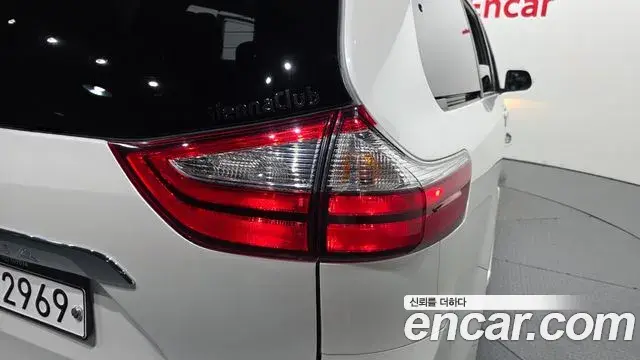 Toyota Sienna 2018 — Şəkil 12/35