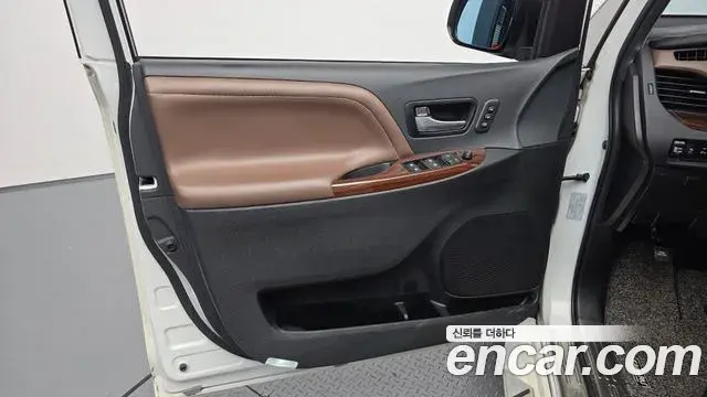 Toyota Sienna 2018 — Şəkil 9/35
