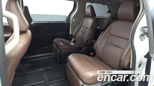Toyota Sienna 2018 — Şəkil 7/35