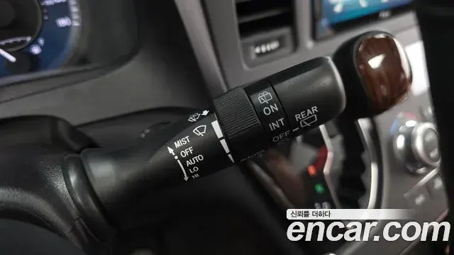 Toyota Sienna 2018 — Şəkil 25/35