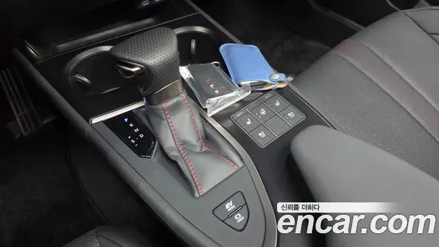 Lexus UX250h 2024 — Photo 17/30