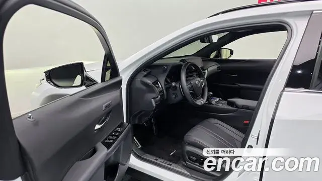 Lexus UX250h 2024 — Photo 2/30