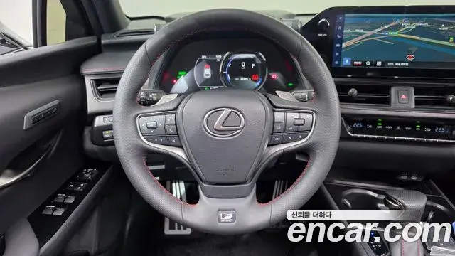 Lexus UX250h 2024 — Photo 18/30