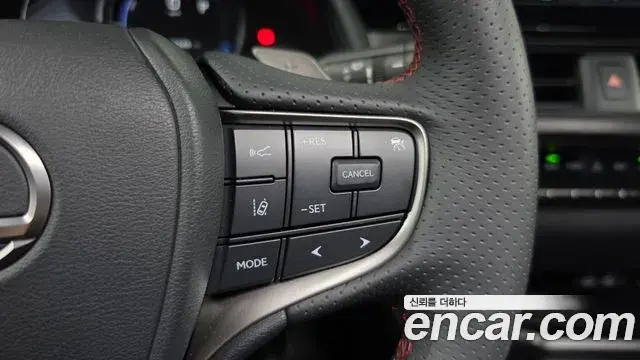 Lexus UX250h 2024 — Photo 7/30