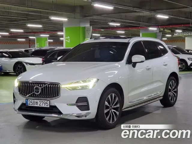 Volvo XC60 2023 — ფოტო 8/20