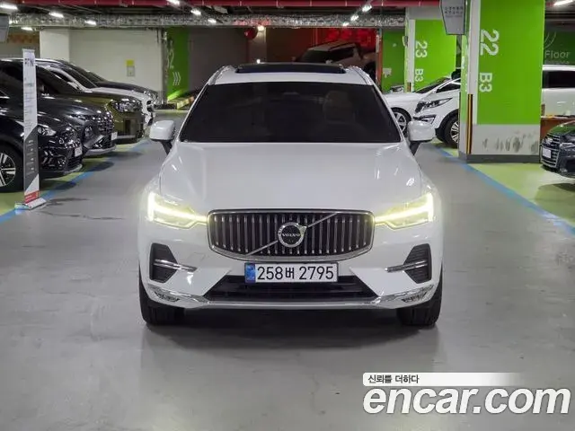 Volvo XC60 2023 — ფოტო 18/20