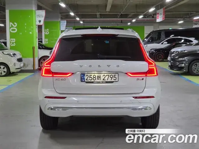 Volvo XC60 2023 — ფოტო 19/20