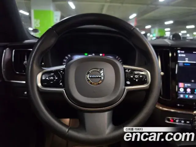 Volvo XC60 2023 — ფოტო 4/20
