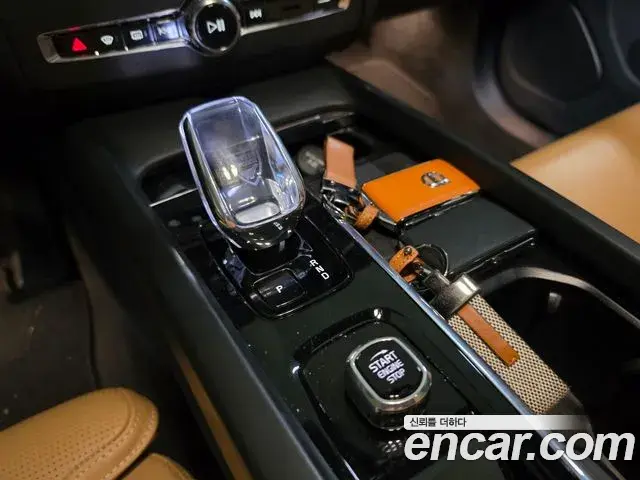 Volvo XC60 2023 — ფოტო 13/20