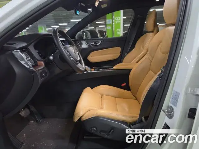 Volvo XC60 2023 — ფოტო 9/20