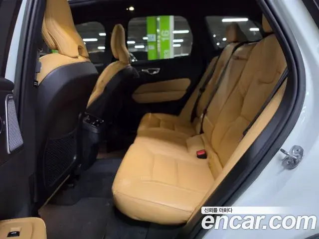 Volvo XC60 2023 — ფოტო 5/20