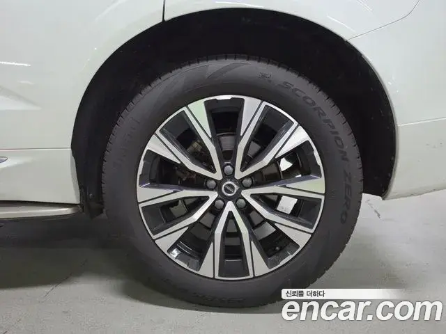 Volvo XC60 2023 — ფოტო 16/20