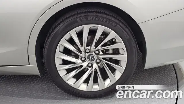 Lexus ES300h 2023 — Şəkil 25/32