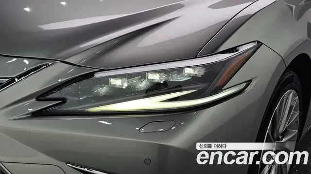 Lexus ES300h 2023 — Şəkil 21/32