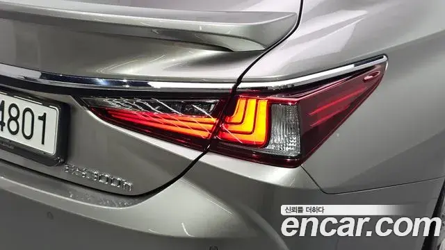 Lexus ES300h 2023 — Şəkil 20/32