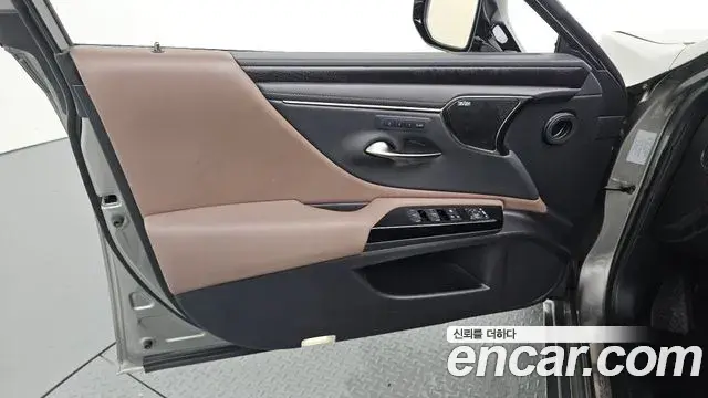 Lexus ES300h 2023 — Şəkil 15/32