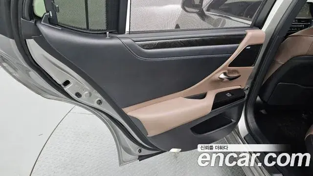 Lexus ES300h 2023 — Şəkil 29/32