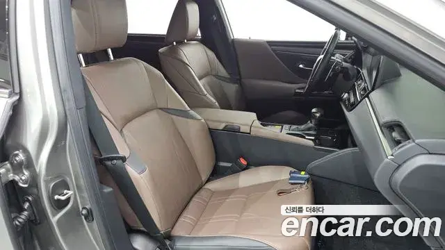 Lexus ES300h 2023 — Şəkil 27/32