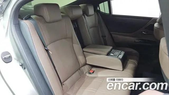 Lexus ES300h 2023 — Şəkil 16/32